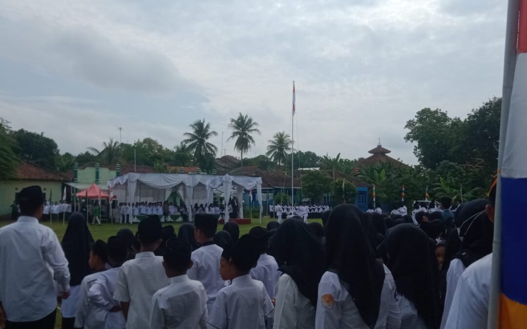 Ribuan Santri Cipari Gelar Upacara Hari Santri 2025, Desa Cisuru Tampil Penuh Semangat