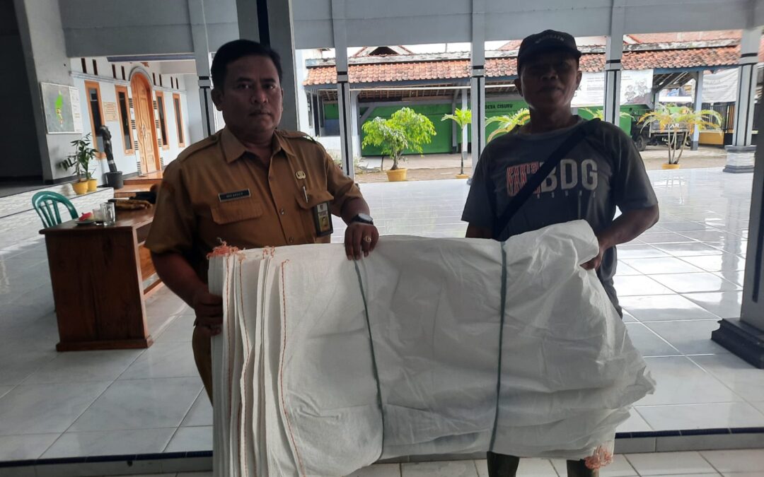 TANGGAP DARURAT PERTANIAN: SEKDES CISURU SALURKAN KARUNG UNTUK PERBAIKAN TANGGUL SAWAH JEBOL DI CISURU