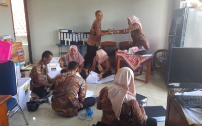 Pemerintah Desa Cisuru Tertibkan Arsip Laporan Pertanggungjawaban Melalui Pengepakan Sistematis