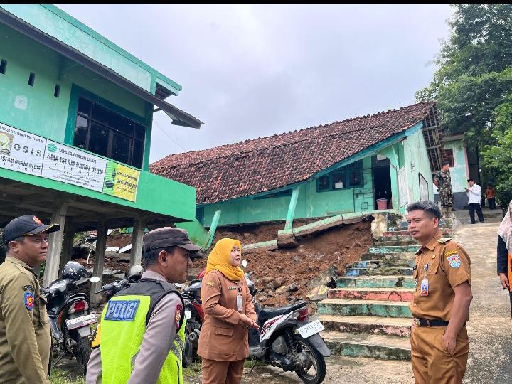 Hujan Deras Picu Longsor di Desa Cisuru: Gedung SMU Darul Ulum dan Bangunan Irigasi Rusak