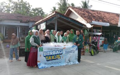 Wujud Kepedulian Sesama, Muslimat Fatayat Desa Cisuru Gandeng Mahasiswa UNSIQ Bagikan Takjil Gratis